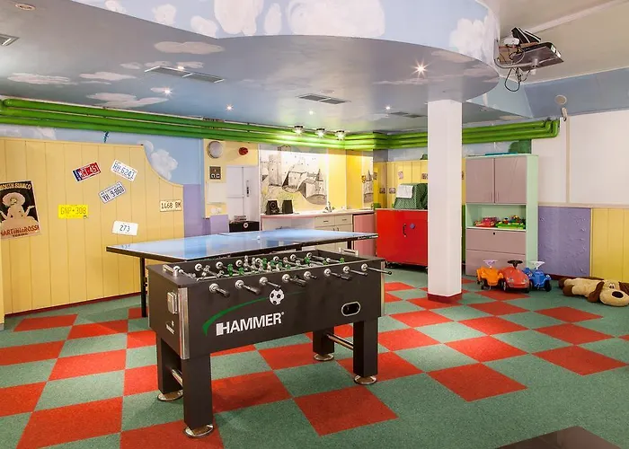 מלון Neue Burg 4*